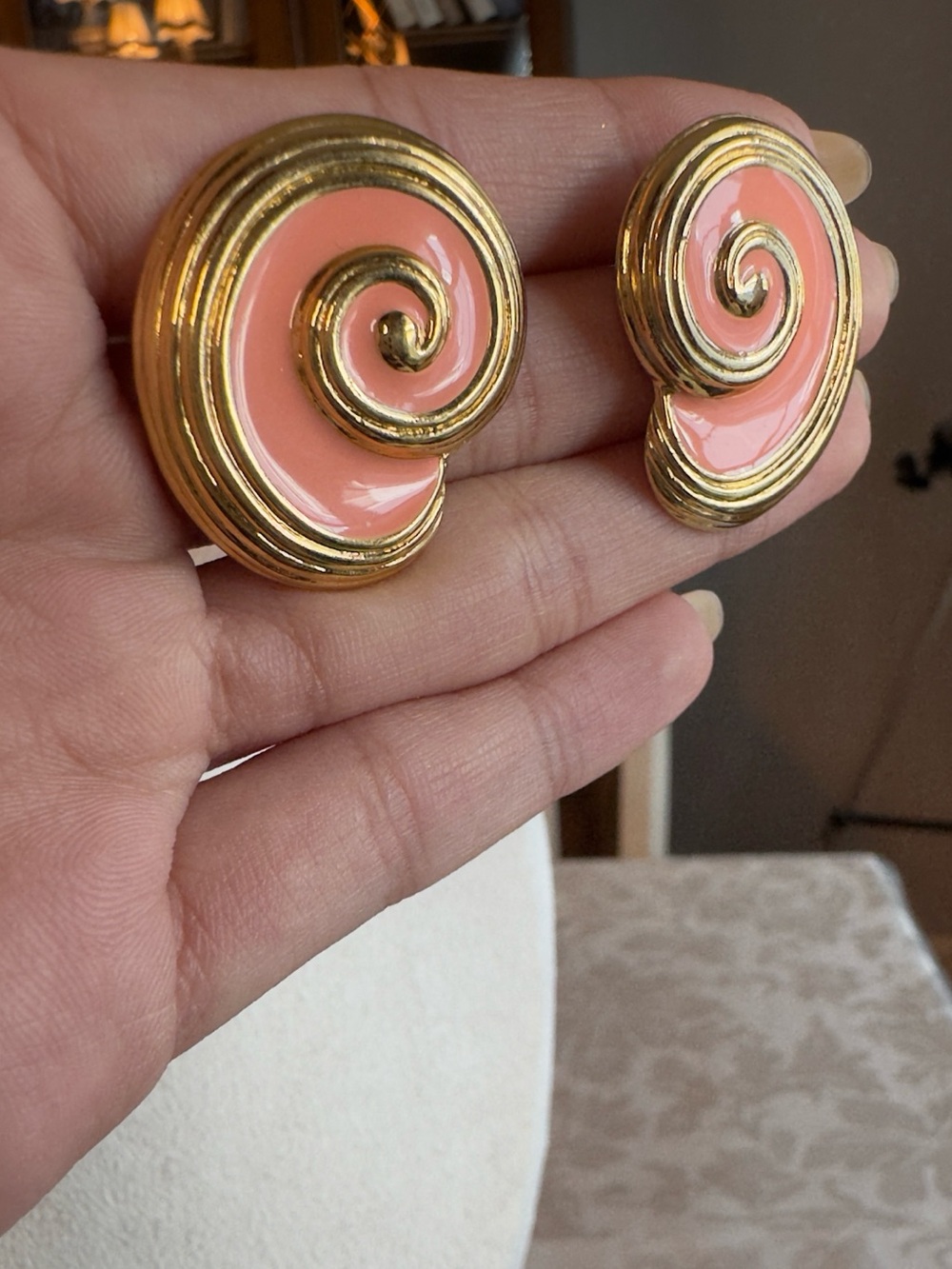 Vintage Avon Island Conch Shell Gold Tone & Peach Enamel Pierced Post Earrings - Picture 4 of 8